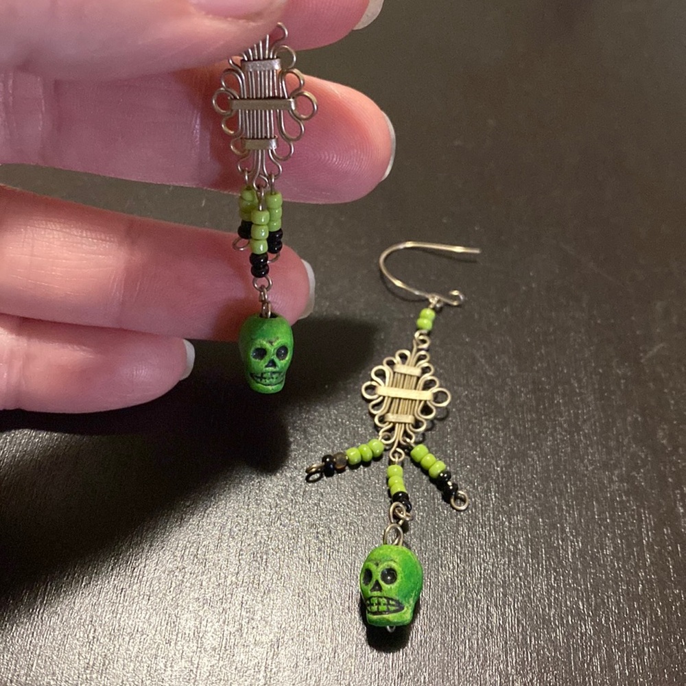 Green skull earrings